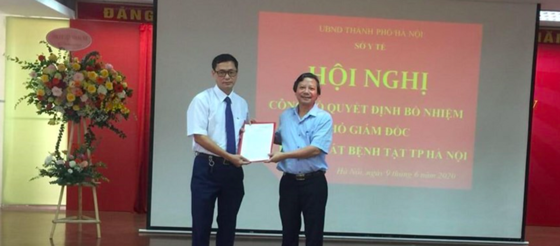 Ông Trương Quang Việt (bên trái) - Phó Giám đốc Bệnh viện Tim Hà Nội giữ chức Phó Giám đốc Phụ trách điều hành Trung tâm Kiểm soát bệnh tật Hà Nội. - Sputnik Việt Nam, 1920, 12.06.2020