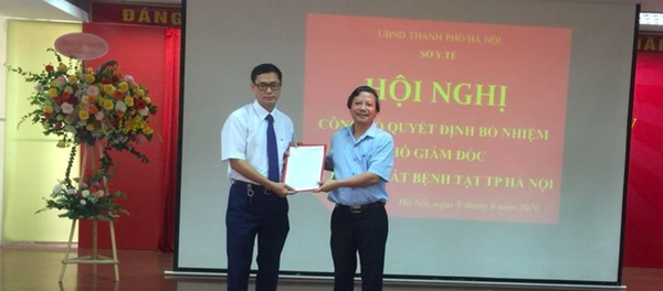Ông Trương Quang Việt (bên trái) - Phó Giám đốc Bệnh viện Tim Hà Nội giữ chức Phó Giám đốc Phụ trách điều hành Trung tâm Kiểm soát bệnh tật Hà Nội. - Sputnik Việt Nam