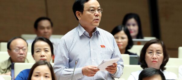 Đại biểu Quốc hội tỉnh Quảng Trị Hoàng Đức Thắng phát biểu ý kiến.  - Sputnik Việt Nam