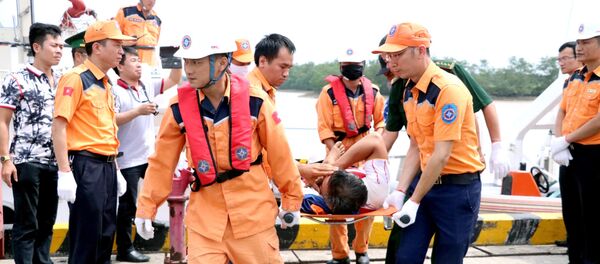 Lực lượng cứu hộ đưa thuyền viên về bờ. Lực lượng cứu hộ đưa thuyền viên về bờ. - Sputnik Việt Nam