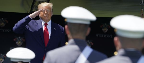 Donald Trump nói chuyện với các sinh viên tốt nghiệp Học viện quân sự West Point ở bang New York - Sputnik Việt Nam