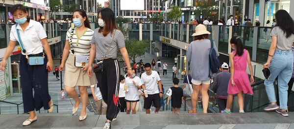 Người qua đường trên một con phố ở Bắc Kinh Người qua đường trên một con phố ở Bắc Kinh - Sputnik Việt Nam