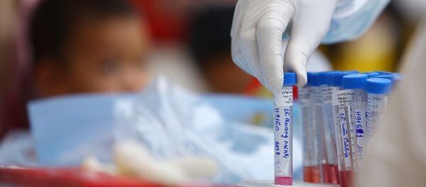 Nhân viên y tế của Trung tâm kiểm soát bệnh tật thành phố (CDC Hà Nội) tiến hành lấy mẫu xét nghiệm COVID-19. - Sputnik Việt Nam