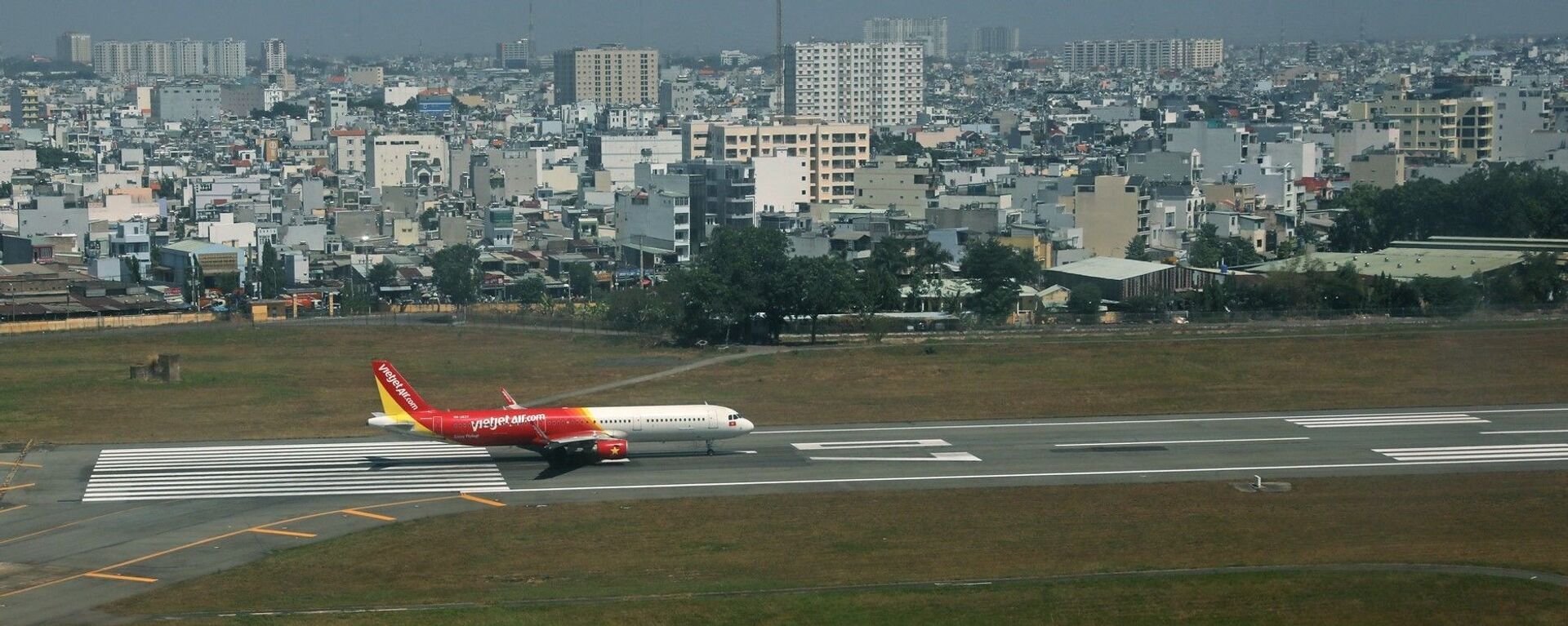 Ngoài chuyên chở hành khách, mỗi ngày Vietjet Air còn khai thác thêm 10 chuyến bay chuyên chở hàng hóa, cùng với đó các chuyến bay thực hiện chuyên chở miễn phí vật tư, trang thiết bị y tế, y bác sĩ phục vụ chống dịch. - Sputnik Việt Nam, 1920, 15.06.2020