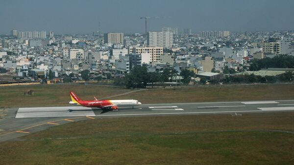 Ngoài chuyên chở hành khách, mỗi ngày Vietjet Air còn khai thác thêm 10 chuyến bay chuyên chở hàng hóa, cùng với đó các chuyến bay thực hiện chuyên chở miễn phí vật tư, trang thiết bị y tế, y bác sĩ phục vụ chống dịch. - Sputnik Việt Nam