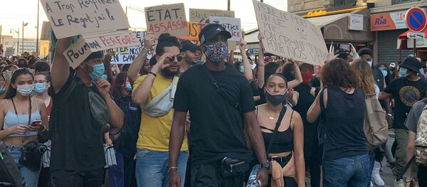 Những người tham gia biểu tình phản đối cảnh sát lộng hành trên một đường phố của Paris. - Sputnik Việt Nam