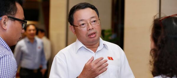 Phó Chủ nhiệm Ủy ban Kiểm tra Trung ương trao đổi với báo chí bên hành lang Quốc hội.  - Sputnik Việt Nam