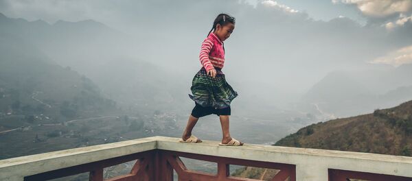 Cô gái Việt đi trên lan can Cô gái Việt đi trên lan can - Sputnik Việt Nam