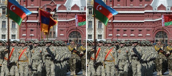 Những người lính của Quân đội Quốc gia Azerbaijan với lá cờ Armenia phía sau và không có nó - Sputnik Việt Nam