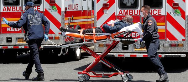 Lính cứu hỏa thành phố New York đưa bệnh nhân đến bệnh viện - Sputnik Việt Nam