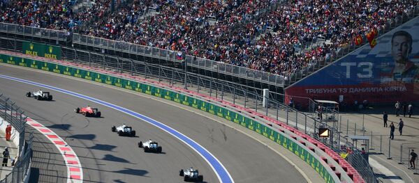 Quả cầu lửa trên đường đua Sochi Autodrom trong một cuộc đua ở giai đoạn Nga của World Cup Công thức 1 Quả cầu lửa trên đường đua Sochi Autodrom trong một cuộc đua ở giai đoạn Nga của World Cup Công thức 1 - Sputnik Việt Nam
