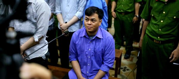 Bị cáo Trần Ngọc Phúc (ngồi) bị tuyên phạt 12 năm tù. - Sputnik Việt Nam