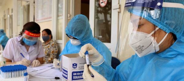 Nhân viên y tế của Trung tâm kiểm soát bệnh tật thành phố (CDC Hà Nội) tiến hành lấy mẫu xét nghiệm COVID-19. Nhân viên y tế của Trung tâm kiểm soát bệnh tật thành phố (CDC Hà Nội) tiến hành lấy mẫu xét nghiệm COVID-19. - Sputnik Việt Nam