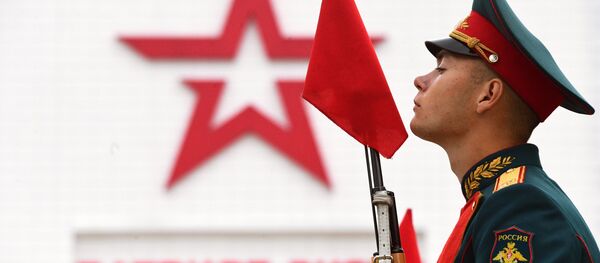 Nhân viên phục vụ tại lễ khai mạc Đại hội thể thao quốc tế ARMI-2019 trong công viên giải trí và văn hóa yêu nước của Lực lượng vũ trang Liên bang Nga Yêu nước ở khu vực Moscow - Sputnik Việt Nam