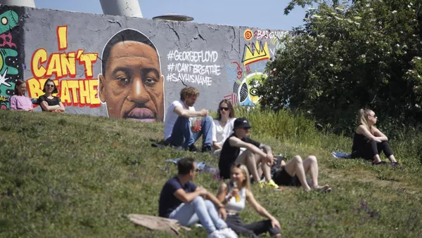 Graffiti trong ký ức của George Floyd ở Berlin - Sputnik Việt Nam