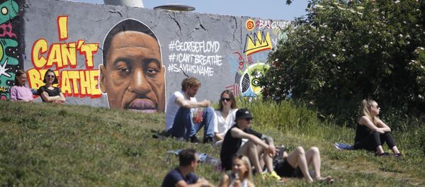 Graffiti trong ký ức của George Floyd ở Berlin Graffiti trong ký ức của George Floyd ở Berlin - Sputnik Việt Nam