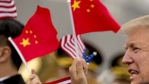 Children wave U.S. and Chinese flags as U.S. President Donald Trump arrives at Beijing Airport - Sputnik Việt Nam