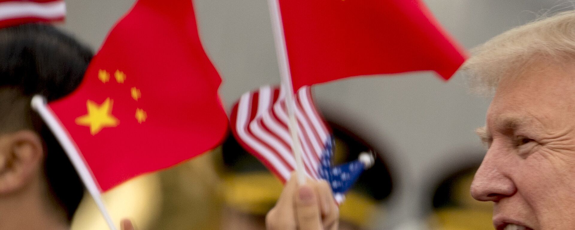 Children wave U.S. and Chinese flags as U.S. President Donald Trump arrives at Beijing Airport - Sputnik Việt Nam, 1920, 01.03.2025