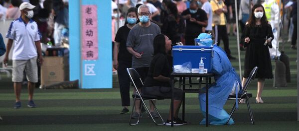 Một nhân viên y tế kiểm tra một cô gái bị nhiễm coronavirus ở Bắc Kinh Một nhân viên y tế kiểm tra một cô gái bị nhiễm coronavirus ở Bắc Kinh - Sputnik Việt Nam