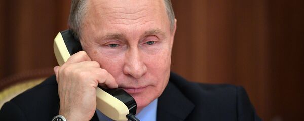 Tổng thống Nga Vladimir Putin nói chuyện điện thoại - Sputnik Việt Nam