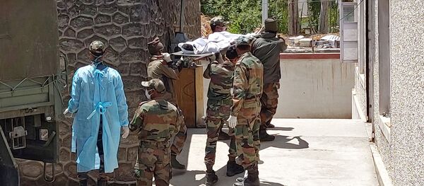 Các binh sĩ quân đội Ấn Độ mang thi thể của đồng nghiệp của họ, người đã chết trong một vụ va chạm với quân đội Trung Quốc, đến trung tâm khám nghiệm tử thi tại Bệnh viện tưởng niệm Sonam Norbu ở Leh, ngày 17 tháng 6 năm 2020. Các binh sĩ quân đội Ấn Độ mang thi thể của đồng nghiệp của họ, người đã chết trong một vụ va chạm với quân đội Trung Quốc, đến trung tâm khám nghiệm tử thi tại Bệnh viện tưởng niệm Sonam Norbu ở Leh, ngày 17 tháng 6 năm 2020. - Sputnik Việt Nam