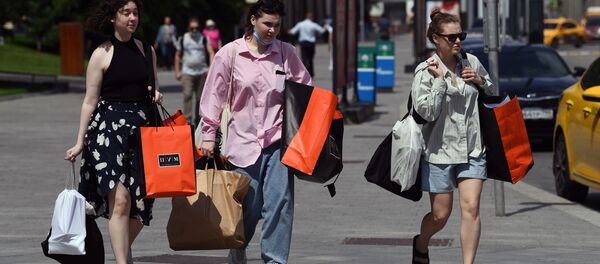 Phụ nữ mua hàng từ cửa hàng TSUM trên Phố Kuznetsky nhất ở Moscow Phụ nữ mua hàng từ cửa hàng TSUM trên Phố Kuznetsky nhất ở Moscow - Sputnik Việt Nam