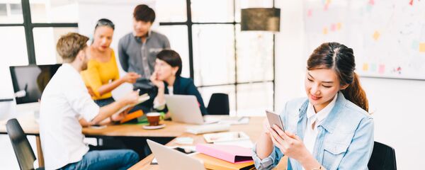 Cô gái châu Á trong văn phòng Cô gái châu Á trong văn phòng - Sputnik Việt Nam