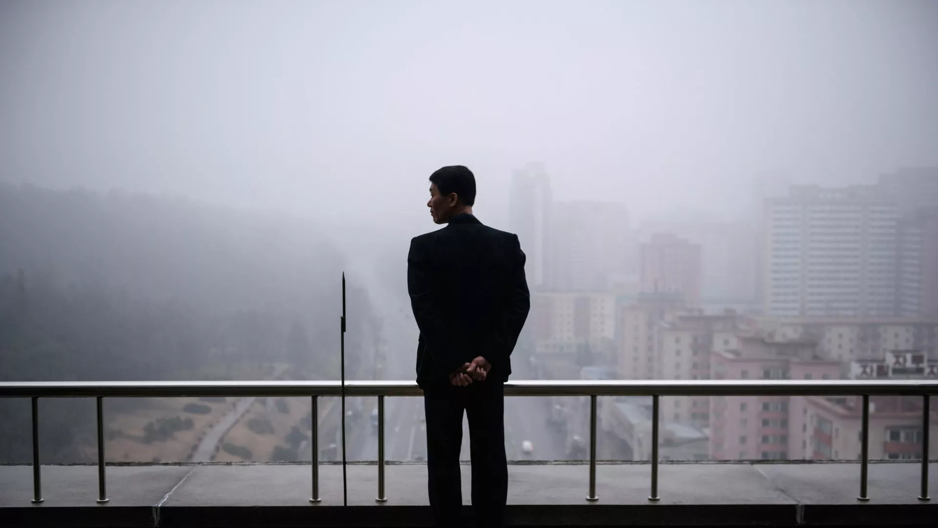 Một người đàn ông trên ban công một ngôi nhà ở Bình Nhưỡng vào một ngày sương mù Một người đàn ông trên ban công một ngôi nhà ở Bình Nhưỡng vào một ngày sương mù - Sputnik Việt Nam, 1920, 22.07.2022