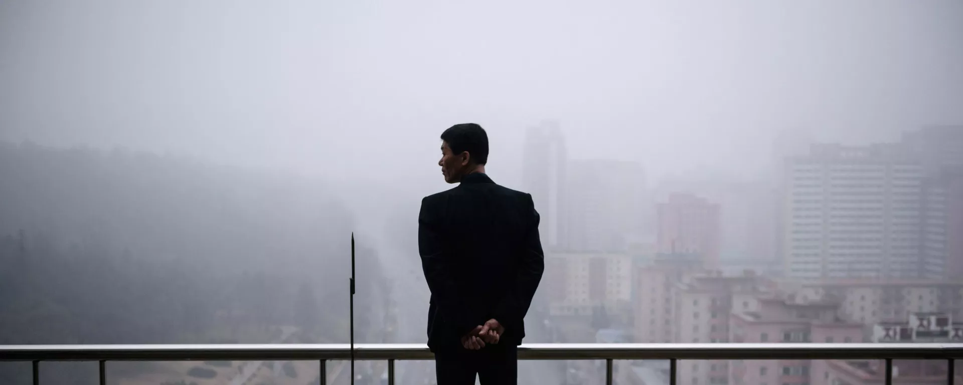 Một người đàn ông trên ban công một ngôi nhà ở Bình Nhưỡng vào một ngày sương mù Một người đàn ông trên ban công một ngôi nhà ở Bình Nhưỡng vào một ngày sương mù - Sputnik Việt Nam, 1920, 20.10.2021