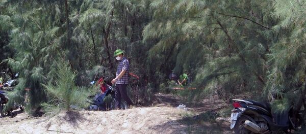 Khu vực xảy ra vụ việc được phong tỏa để khám nghiệm hiện trường Khu vực xảy ra vụ việc được phong tỏa để khám nghiệm hiện trường - Sputnik Việt Nam