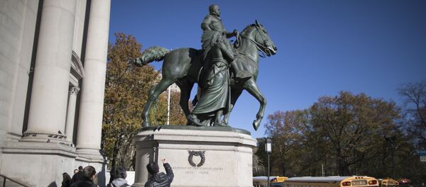Tượng đài cưỡi ngựa của cựu Tổng thống Hoa Kỳ Theodore Roosevelt tại lối vào Bảo tàng Lịch sử Tự nhiên Hoa Kỳ ở New York - Sputnik Việt Nam