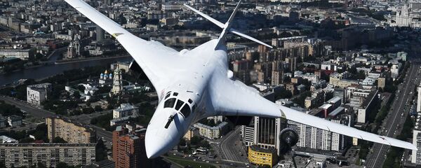 Máy bay ném bom Tu-160 tại Cuộc diễu hành quân sự kỷ niệm 75 năm Chiến thắng ở Moskva - Sputnik Việt Nam