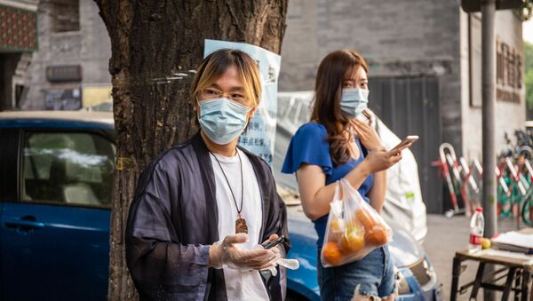 Các cô gái đeo khẩu trang bảo hộ ở Trung Quốc. - Sputnik Việt Nam