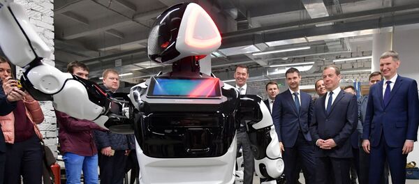 Thủ tướng Nga Dmitry Medvedev, Thống đốc Lãnh thổ Perm Maxim Reshetnikov và Chủ tịch hội đồng quản trị Promobot LLC Alexei Yuzhakov trong chuyến thăm gian hàng của Promobot tại công viên công nghệ kỹ thuật số Morion ở Perm. Thủ tướng Nga Dmitry Medvedev, Thống đốc Lãnh thổ Perm Maxim Reshetnikov và Chủ tịch hội đồng quản trị Promobot LLC Alexei Yuzhakov trong chuyến thăm gian hàng của Promobot tại công viên công nghệ kỹ thuật số Morion ở Perm. - Sputnik Việt Nam
