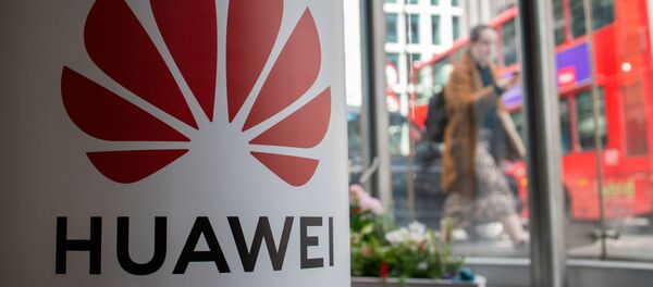Người đi bộ trên nền của quầy quảng cáo của Huawei ở London - Sputnik Việt Nam