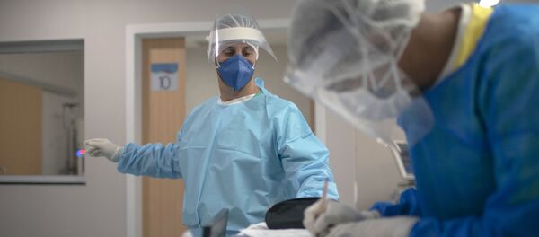 Y tá làm việc trong một bệnh viện ở thành phố Marica của Brazil - Sputnik Việt Nam