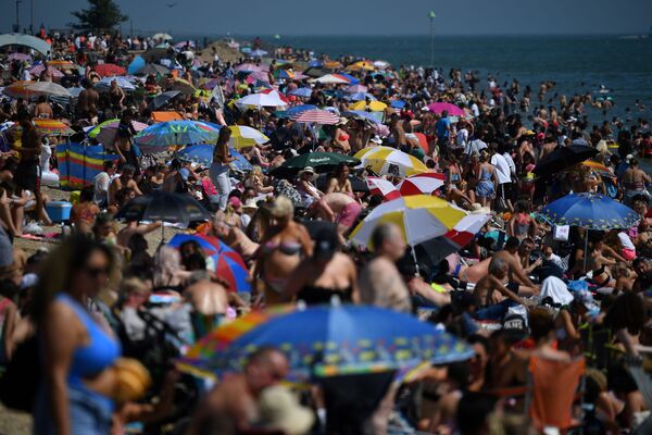 Khách du lịch trên bãi biển Southend-on-Sea ở Đông Nam nước Anh, vài ngày sau khi hủy bỏ cách ly chống dịch - Sputnik Việt Nam