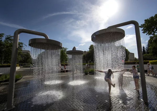 Trẻ em chơi trong đài phun nước ở Vilnius, Litva Trẻ em chơi trong đài phun nước ở Vilnius, Litva - Sputnik Việt Nam
