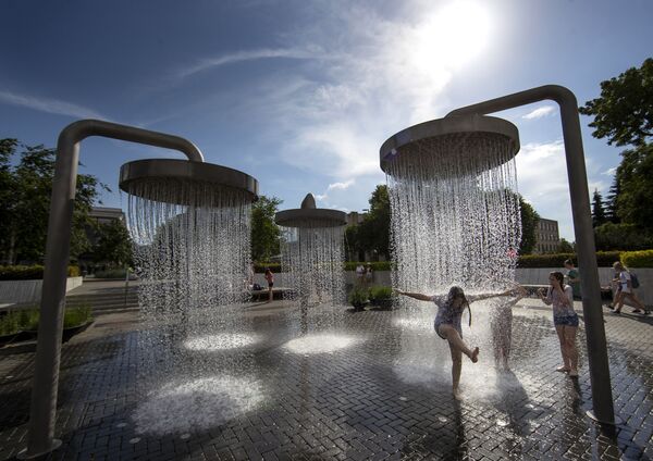 Trẻ em chơi trong đài phun nước ở Vilnius, Litva - Sputnik Việt Nam