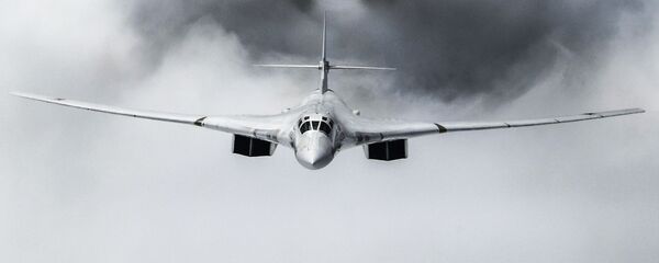Máy bay ném bom chiến lược Tu-160 trong Cuộc diễu binh Chiến thắng ở Moskva - Sputnik Việt Nam