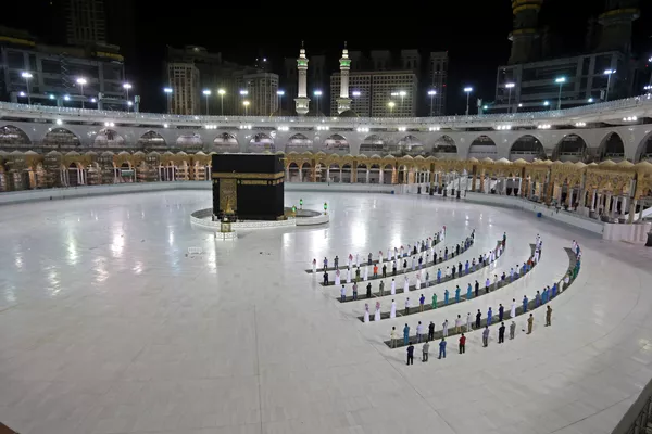 Các tín đồ trong buổi cầu nguyện ở Kaaba, Ả Rập Xê-út Các tín đồ trong buổi cầu nguyện ở Kaaba, Ả Rập Xê-út - Sputnik Việt Nam