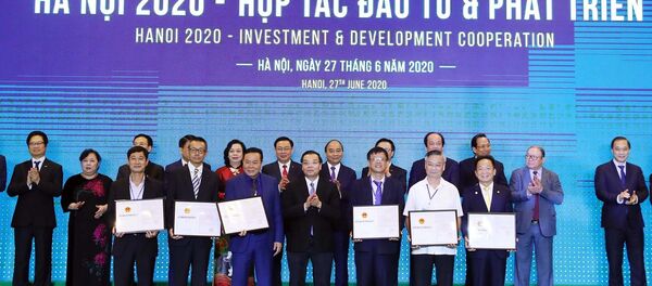 Thủ tướng Nguyễn Xuân Phúc và các đại biểu chứng kiến giao quyết định chủ trương đầu tư cho các doanh nghiệp đầu tư vào Hà Nội. - Sputnik Việt Nam