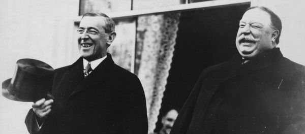 Tổng thống đắc cử Woodrow Wilson và Tổng thống Taft cười trên các bước của Nhà Trắng trước khi cùng nhau khởi hành lễ nhậm chức của Wilson tại Washington, D.C., Hoa Kỳ vào tháng 3 năm 1913. - Sputnik Việt Nam