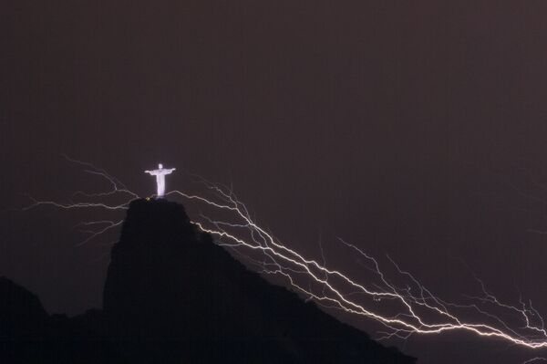 Tia sét xung quanh bức tượng Chúa Kitô ở Rio de Janeiro - Sputnik Việt Nam