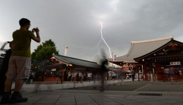 Sấm sét trên đền Sensoji ở Tokyo - Sputnik Việt Nam