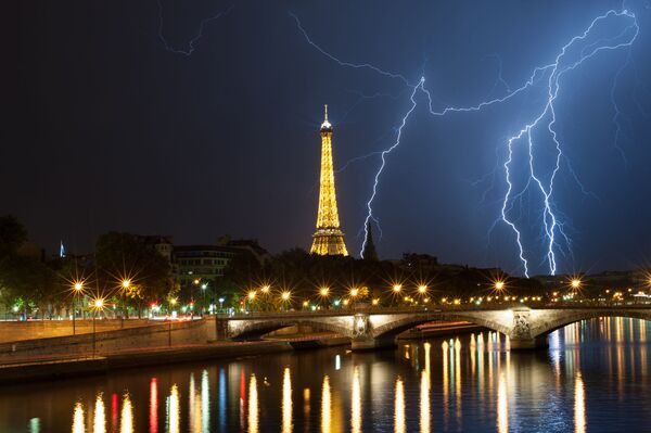 Sấm chớp trên tháp Eiffel ở Paris - Sputnik Việt Nam