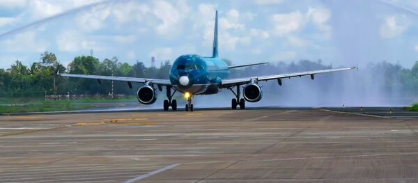 Chuyến bay đầu tiên của Vietnam Airlines từ Hải Phòng hạ cánh tại sân bay Cần Thơ. - Sputnik Việt Nam