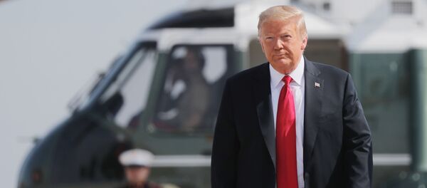 Tổng thống Mỹ Donald Trump trên nền của một máy bay trực thăng quân sự - Sputnik Việt Nam