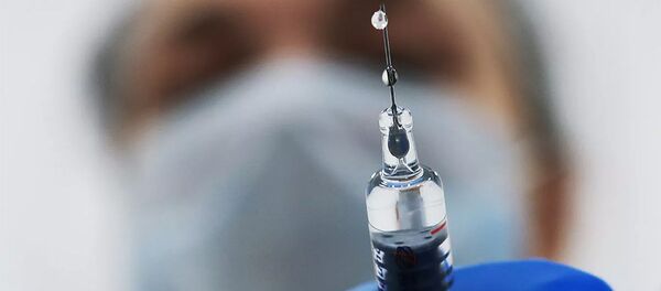 Medic chuẩn bị một ống tiêm với vắc-xin - Sputnik Việt Nam