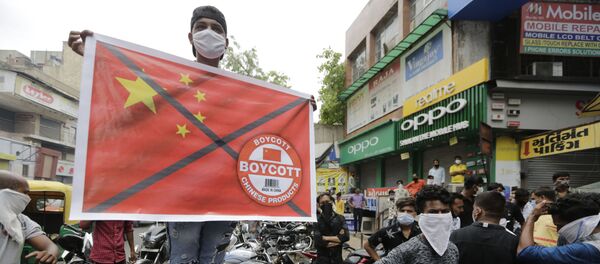 Một người đàn ông cầm một tấm áp phích kêu gọi tẩy chay hàng hóa Trung Quốc tại thành phố Ahmedabad, Ấn Độ Một người đàn ông cầm một tấm áp phích kêu gọi tẩy chay hàng hóa Trung Quốc tại thành phố Ahmedabad, Ấn Độ - Sputnik Việt Nam